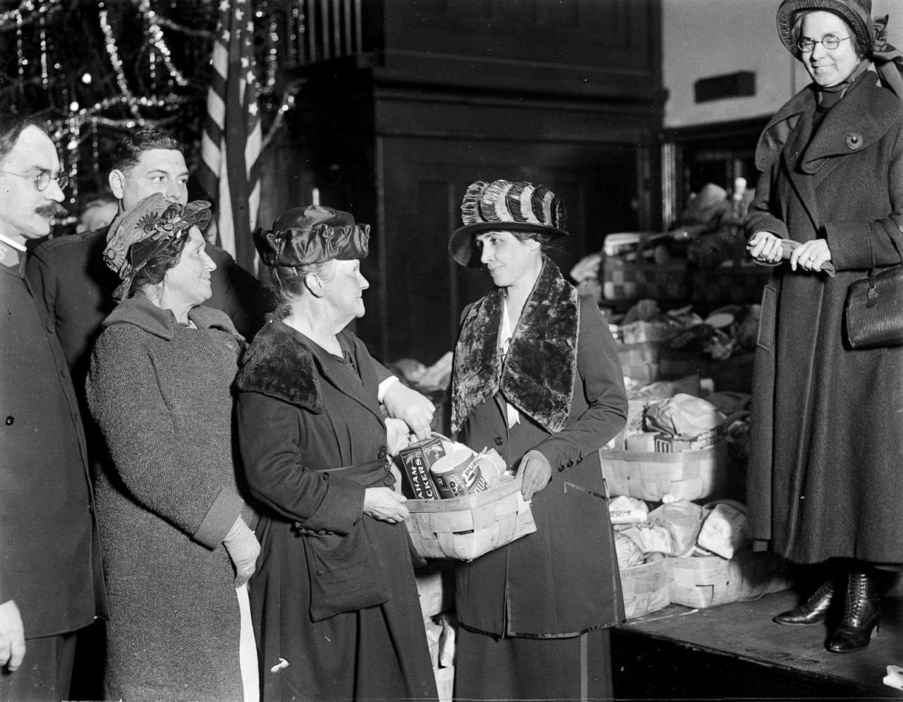 White house christmas decorations throughout history