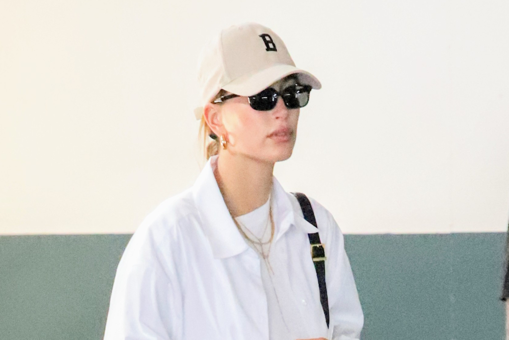Hailey bieber arrives vogue hawtcelebs plaid Hailey bieber arrives vogue hawtcelebs plaid