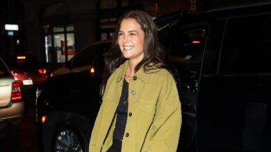 Katie holmes turtleneck beanie hat outfit