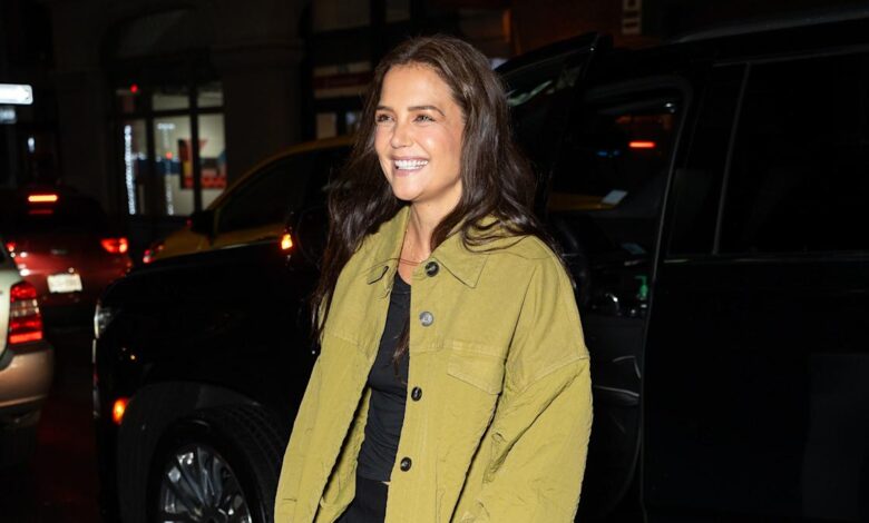 Katie holmes turtleneck beanie hat outfit