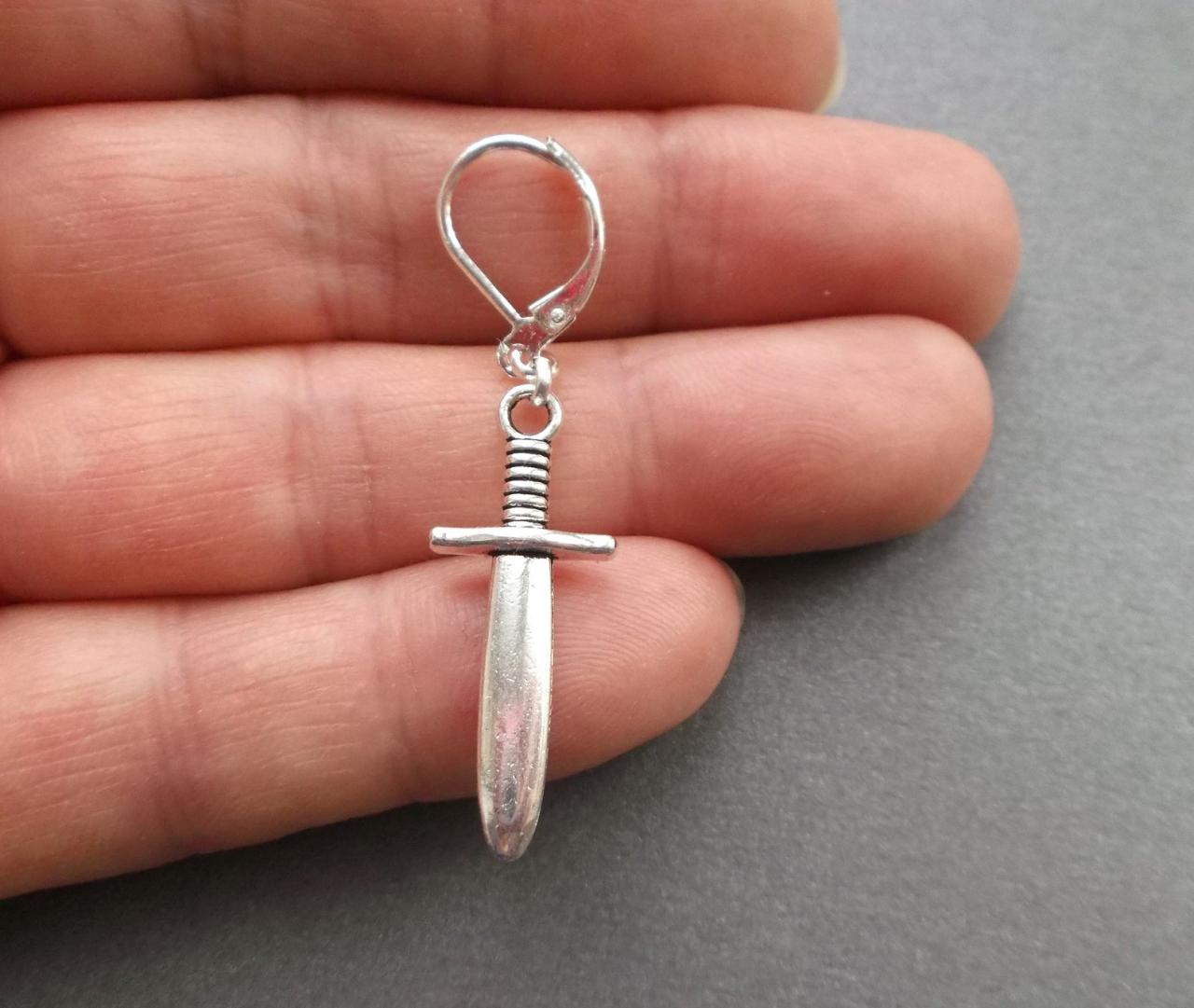 In defense of the dangly men earring