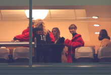 Taylor swift chanel travis kelce chiefs game