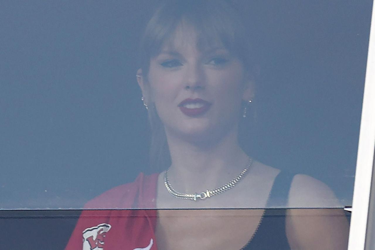 Taylor swift versace skirt suit chiefs game